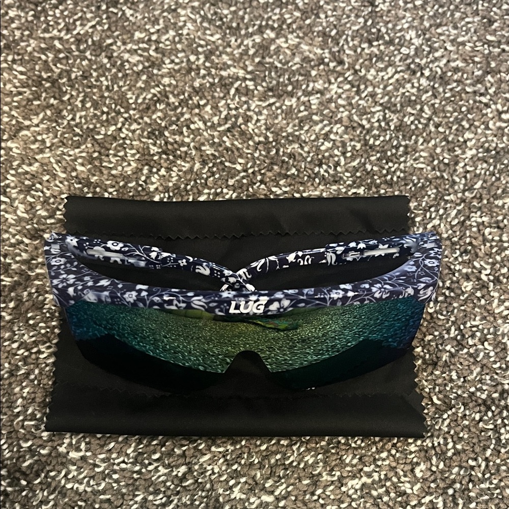 Lug blue Hawaiian pit viper sunglasses